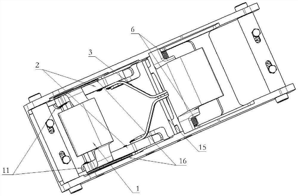 Bidirectional restraining device for large restraining distance of civil aircraft containerized cargo system