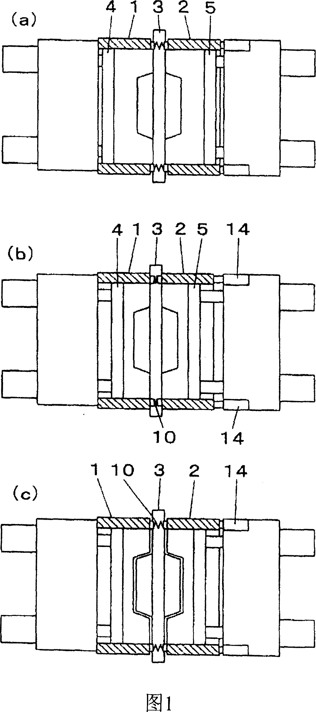 Method of squeezing foundry sand, match plate, and upper and lower flasks