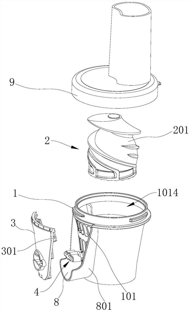 Juicer squeezing assembly