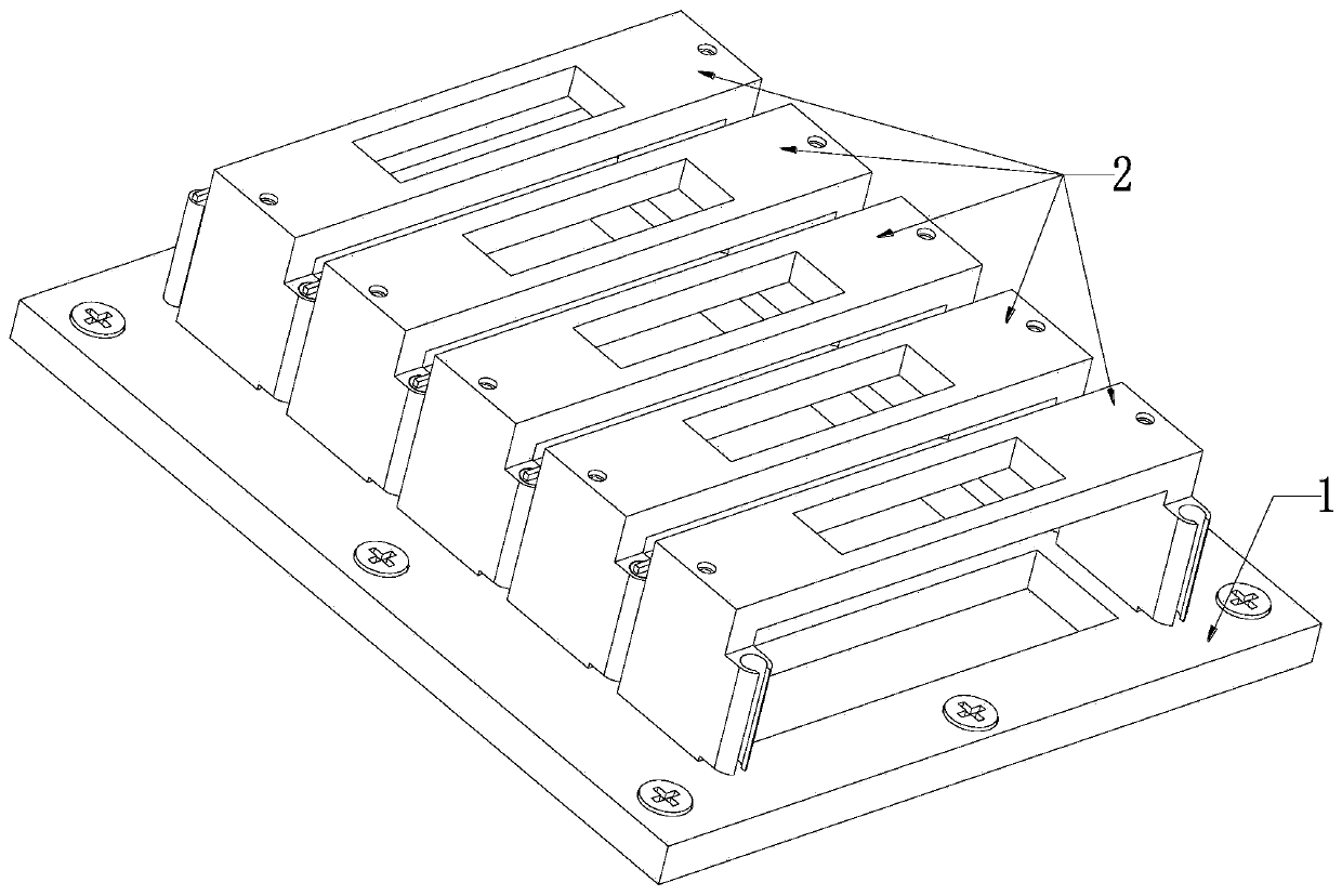 Power distribution cabinet bus locking device