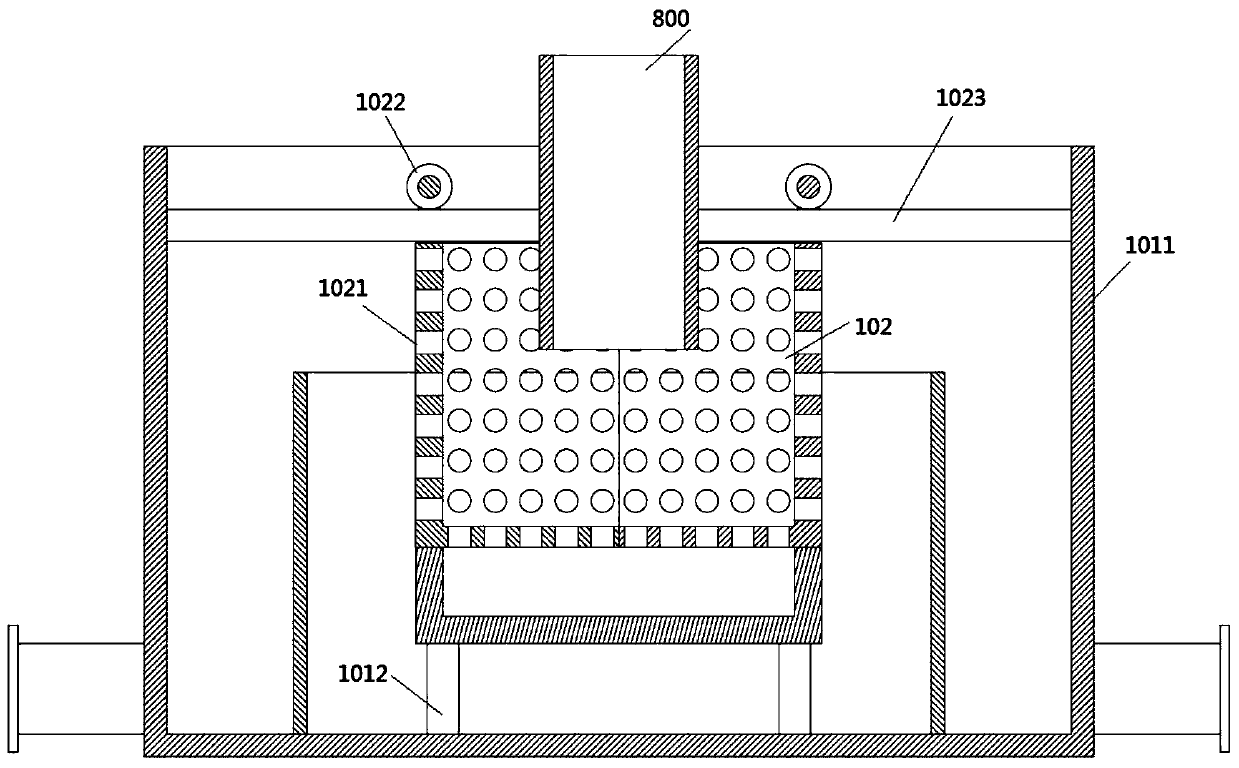 Oblique shallow settlement thickener uniform feeding device with half-type residue separators