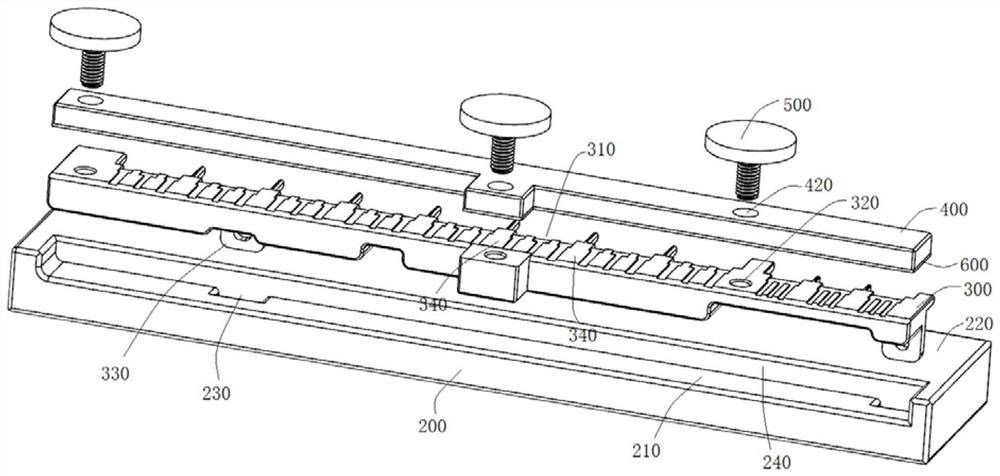 Fixing structure of switching devices and installation method of switching devices