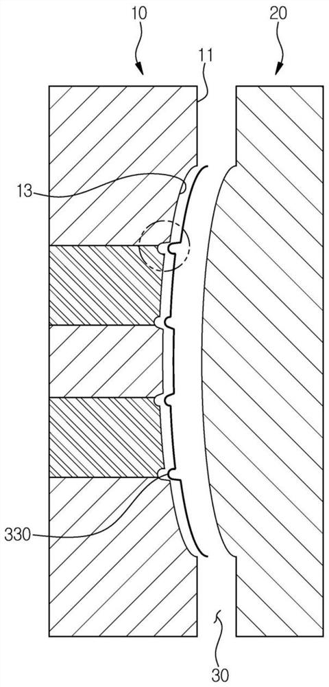Radar radio wave penetration type cover plate manufacturing device and manufacturing method thereof