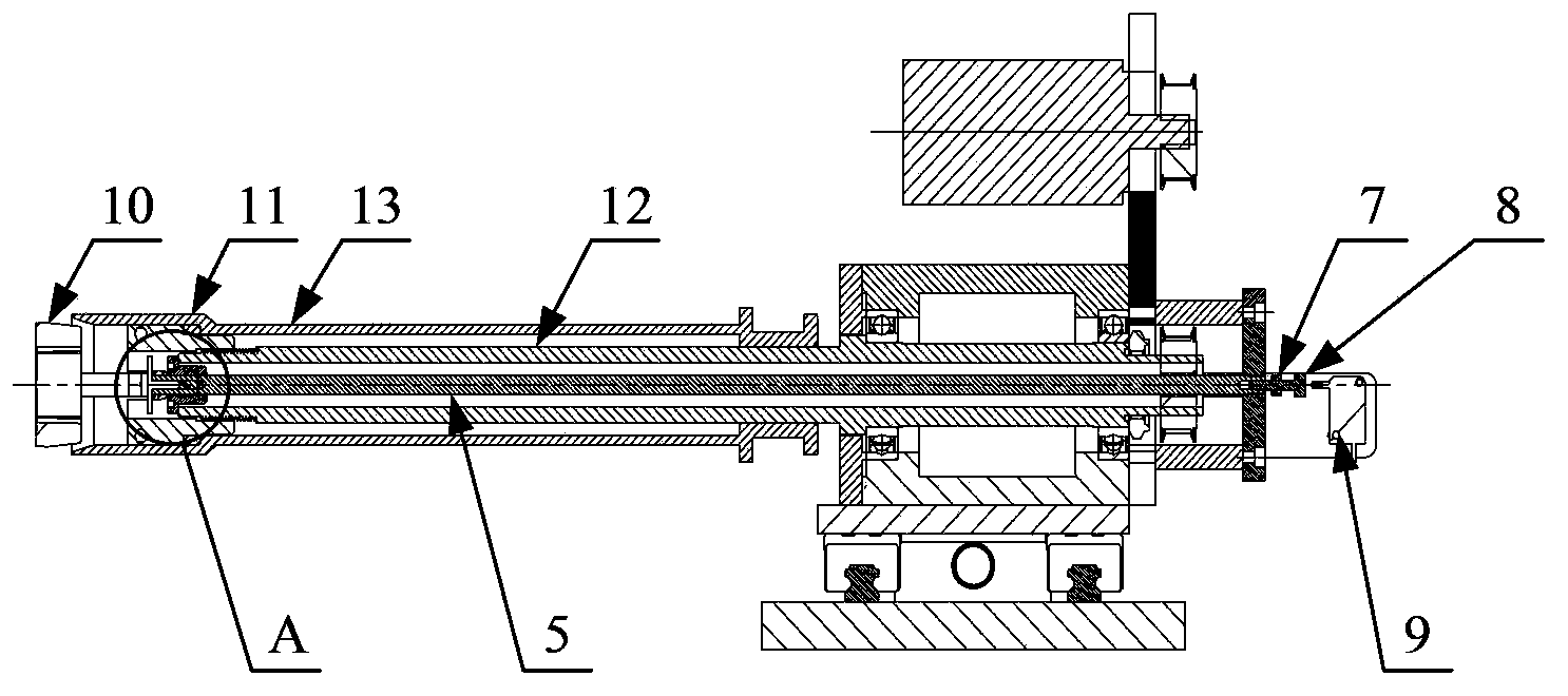 Pipe bending machine and chuck device thereof