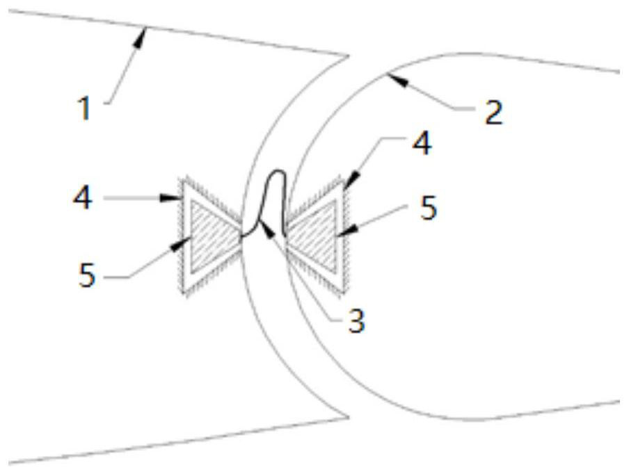 A device for controlling the gap flow of combined control surfaces of aircraft