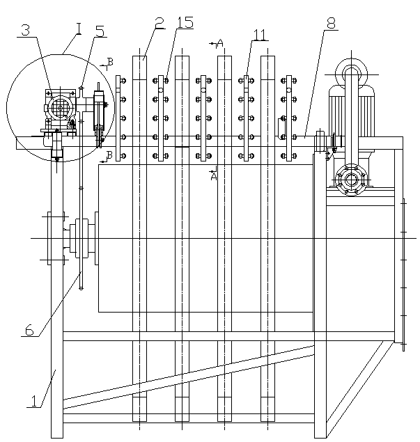 Oscillating cleaning device used for cleaning filter cloth of rotating disk filter
