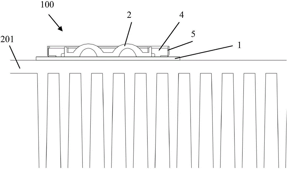 Illuminating module and illuminating device comprising same