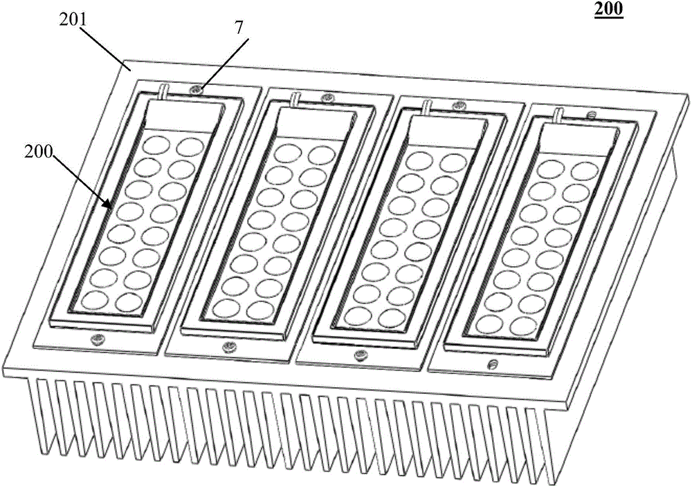 Illuminating module and illuminating device comprising same