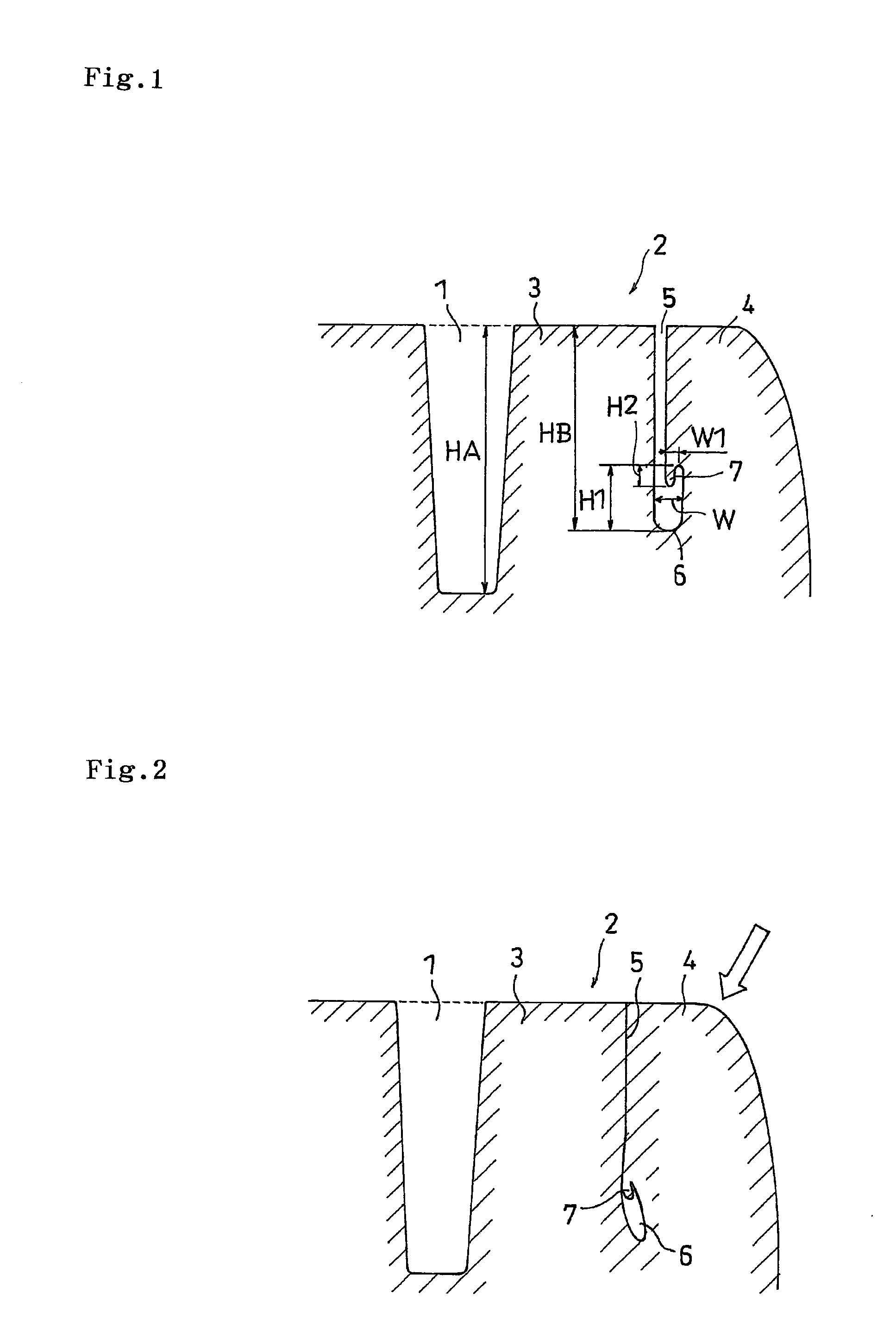 Pneumatic tire with tread having thin groove and sacrifice land portion having protruding portion