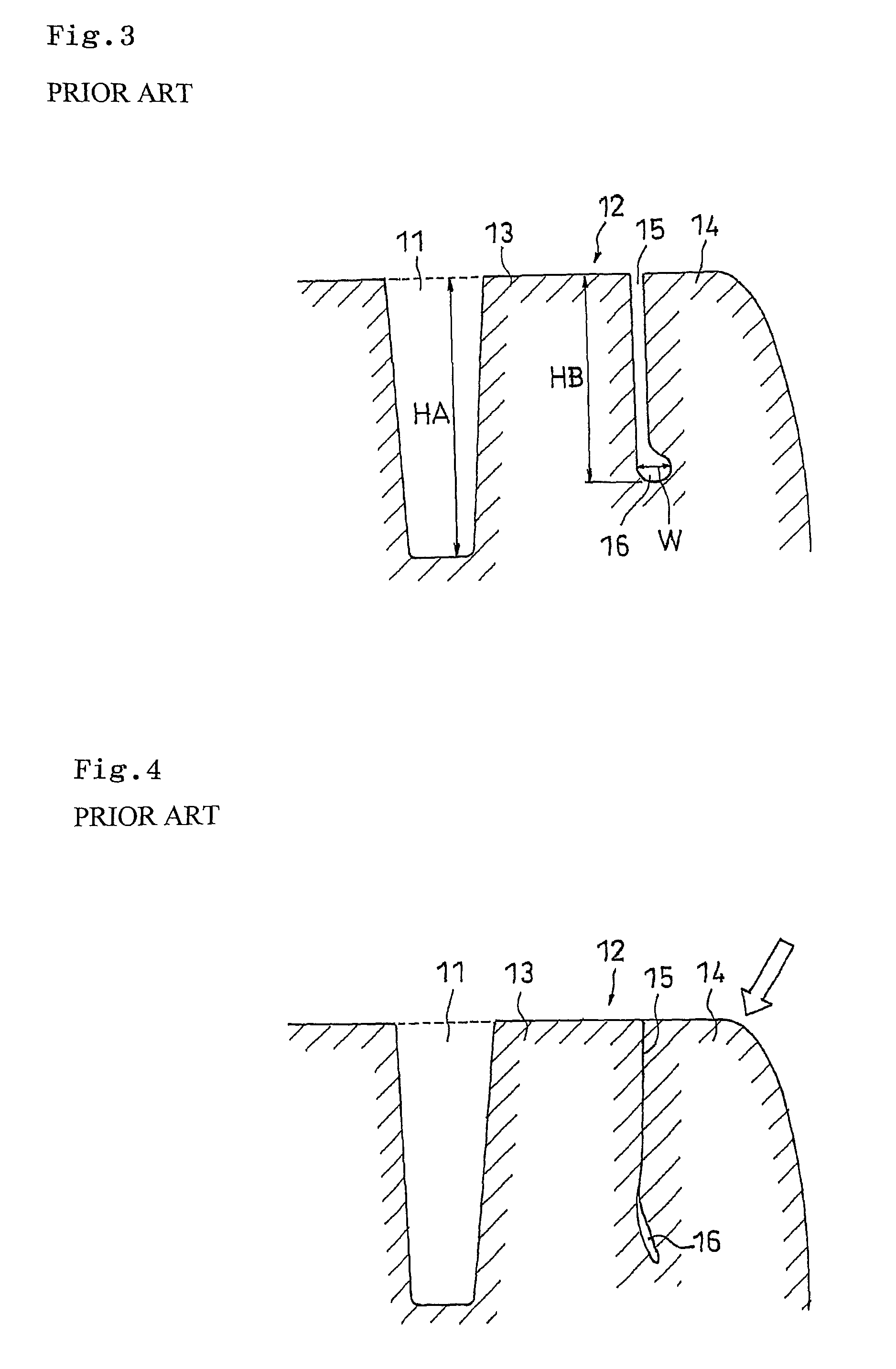 Pneumatic tire with tread having thin groove and sacrifice land portion having protruding portion