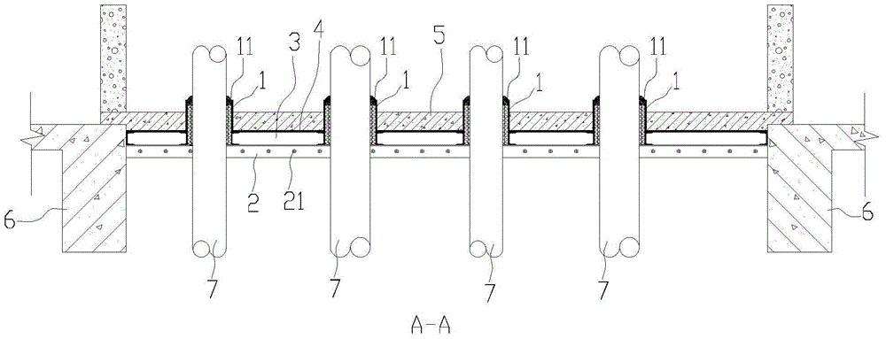 Floor structure and its construction method between building pipes