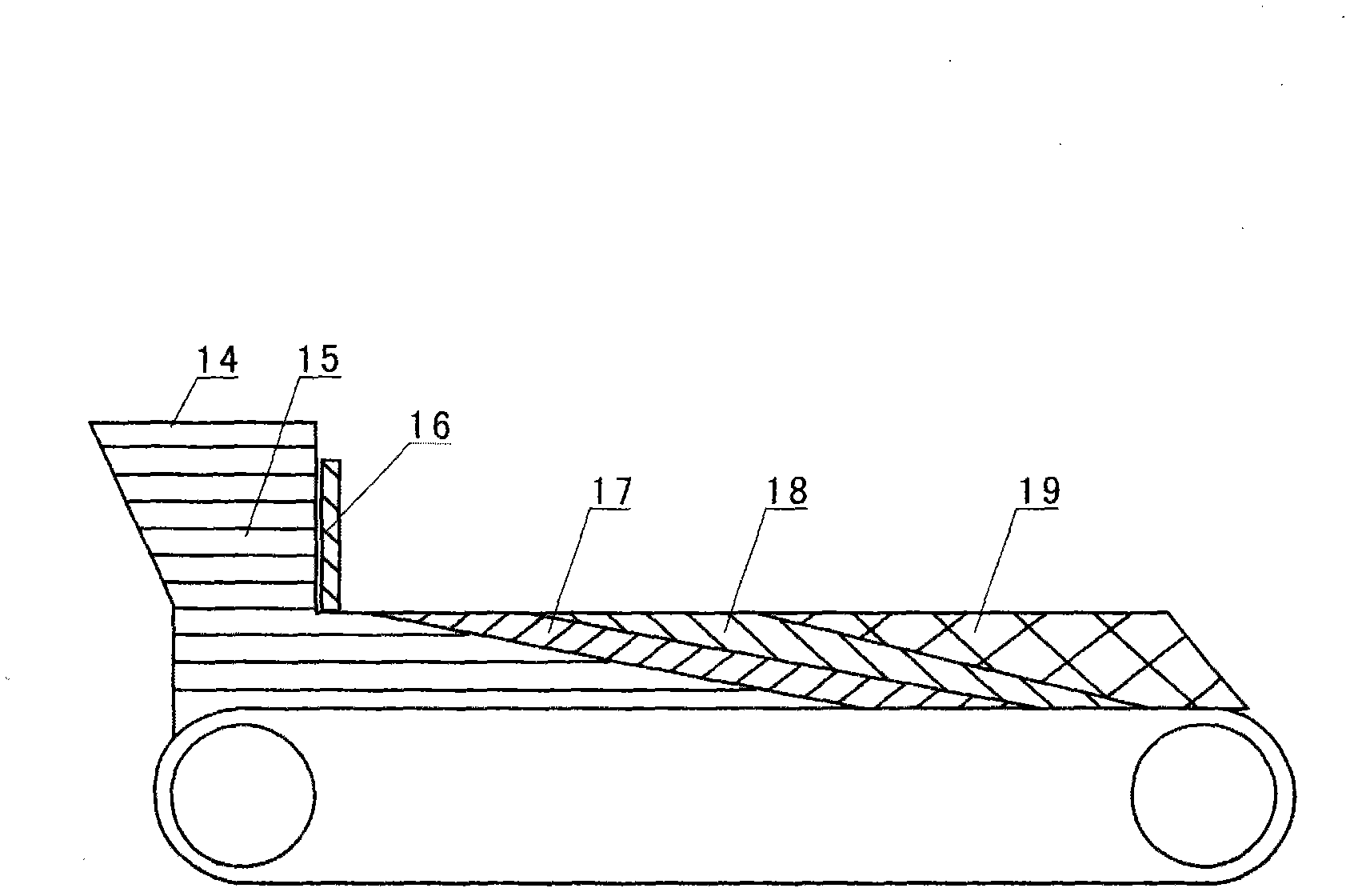 Method for producing metallized pellets by using composite carbon-containing pellets and chain belt type roasting machine