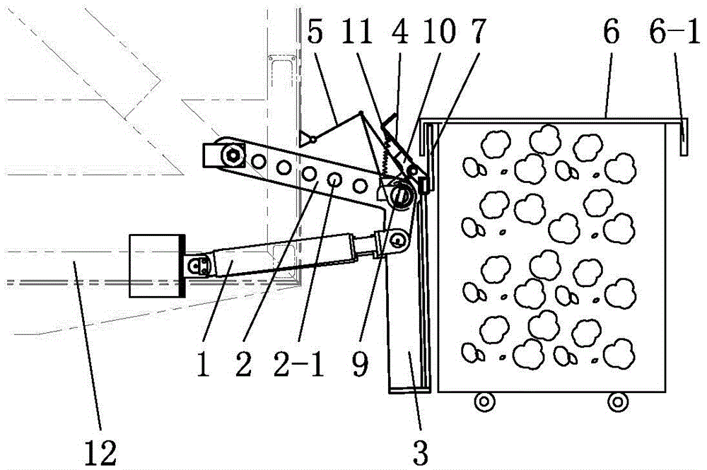 Locking device of pail of garbage truck