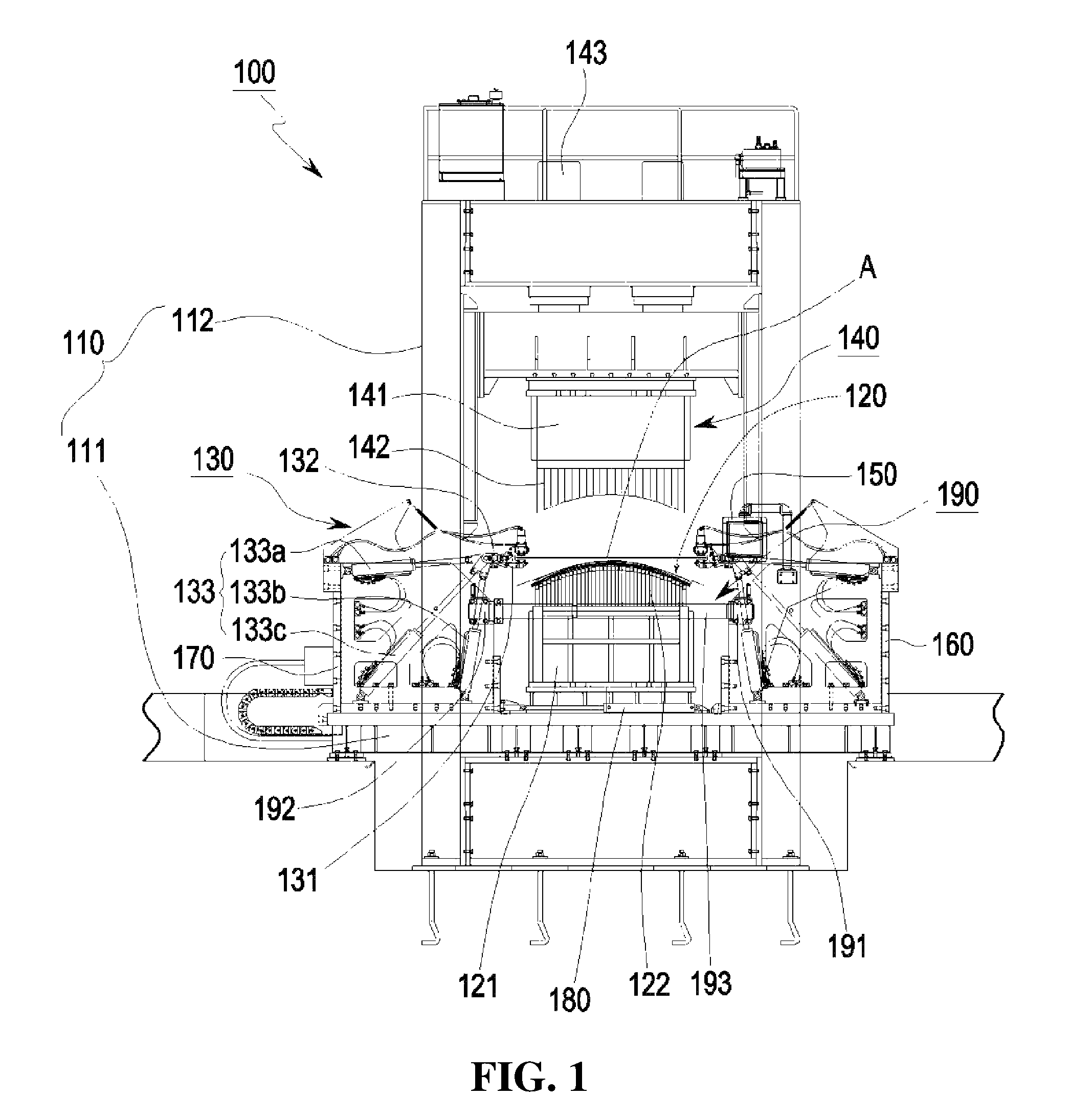 Multipoint stretch forming apparatus enabling individual clamping control for manufacturing a curved panel