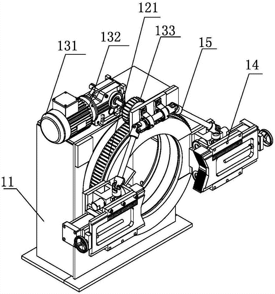 A two-way synchronous rotating clamping device for steel pipe cutting