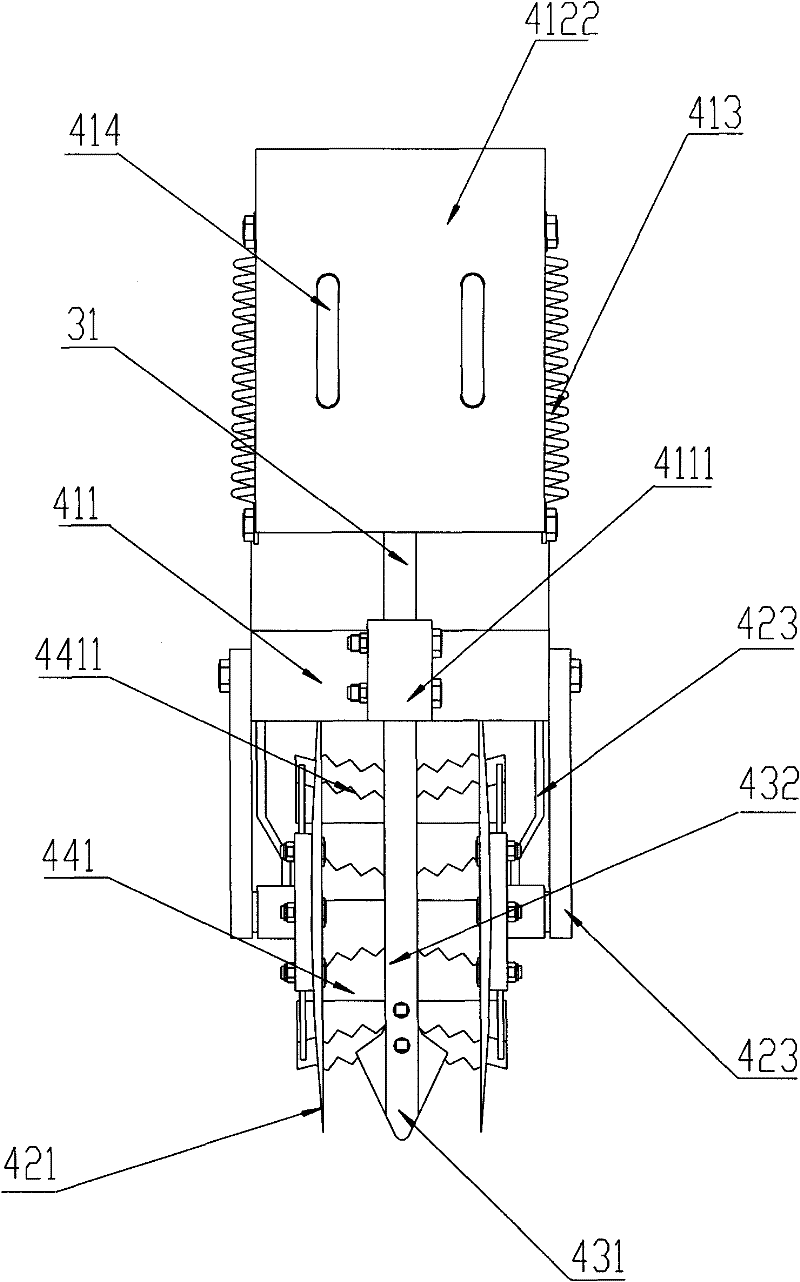 Strip seedbed preparing device and seeder provided with same