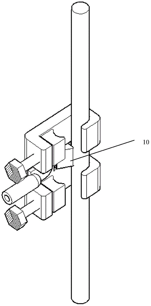 A double-headed live working cable clamp