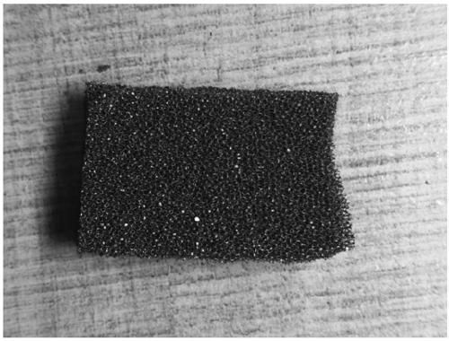 High-strength silicon carbide foam ceramic and one-time pulp hanging carburizing sintering preparation method thereof