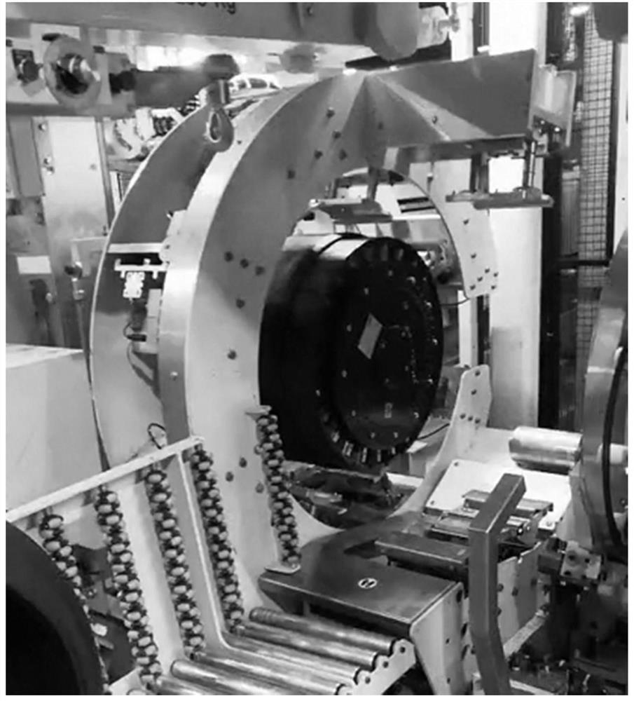 Laminating drum preshrinking method for avoiding clamping deformation of tread of VMI forming machine