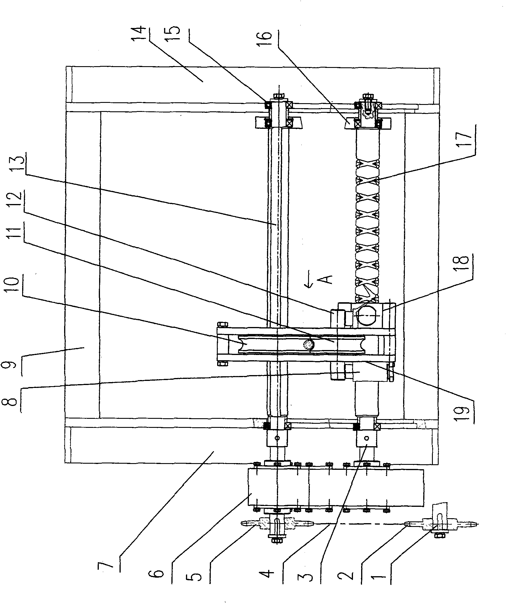 Automatic rope distributing and discharging device of winch