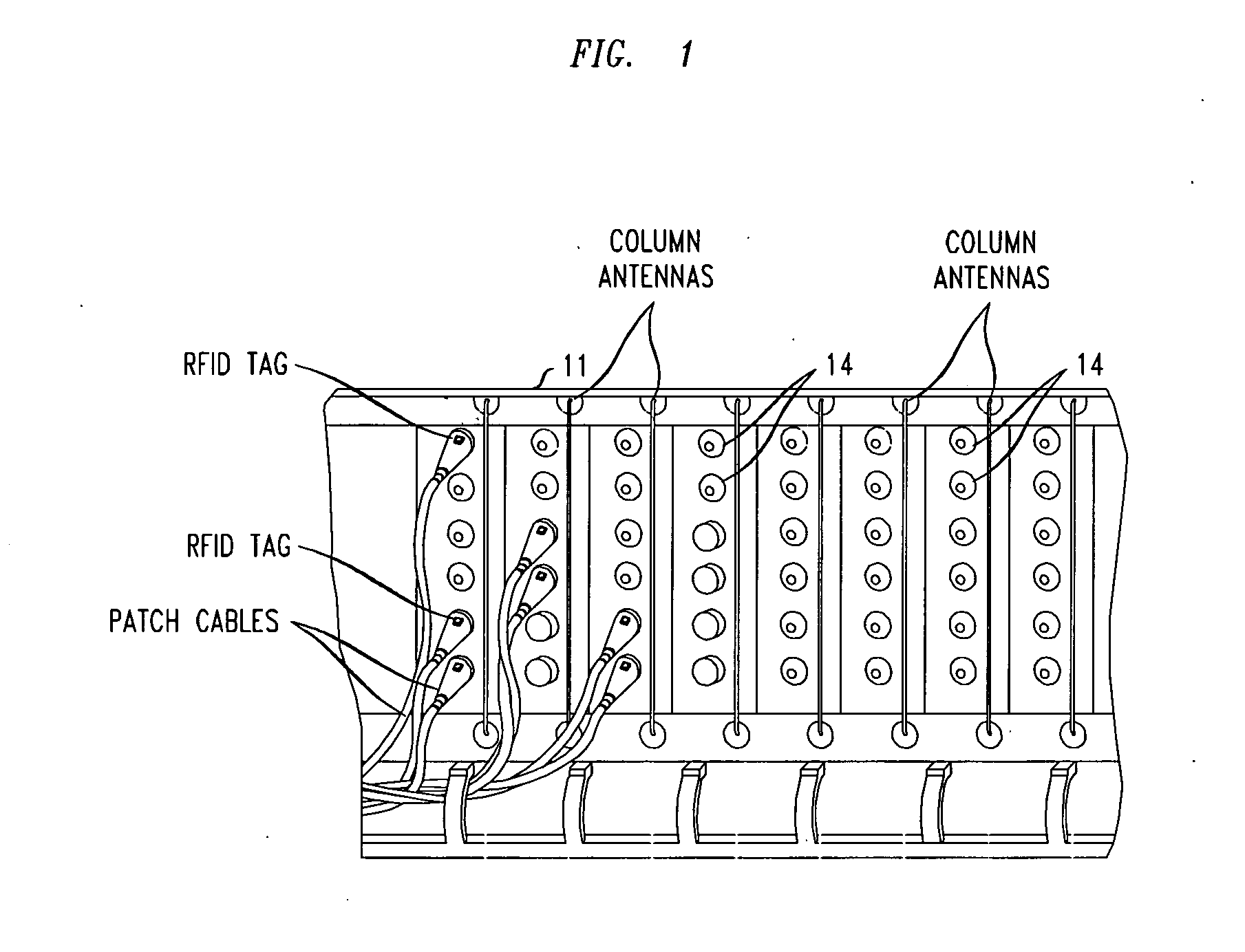 Column based antenna array employing antenna field shaping for use in the automatic determination of network cable connections using RFID tags