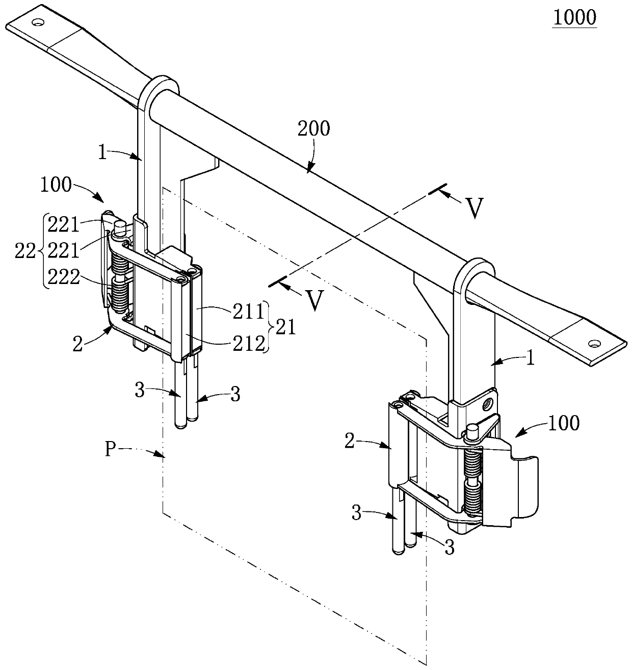 Plate hanging device and clamping arm thereof