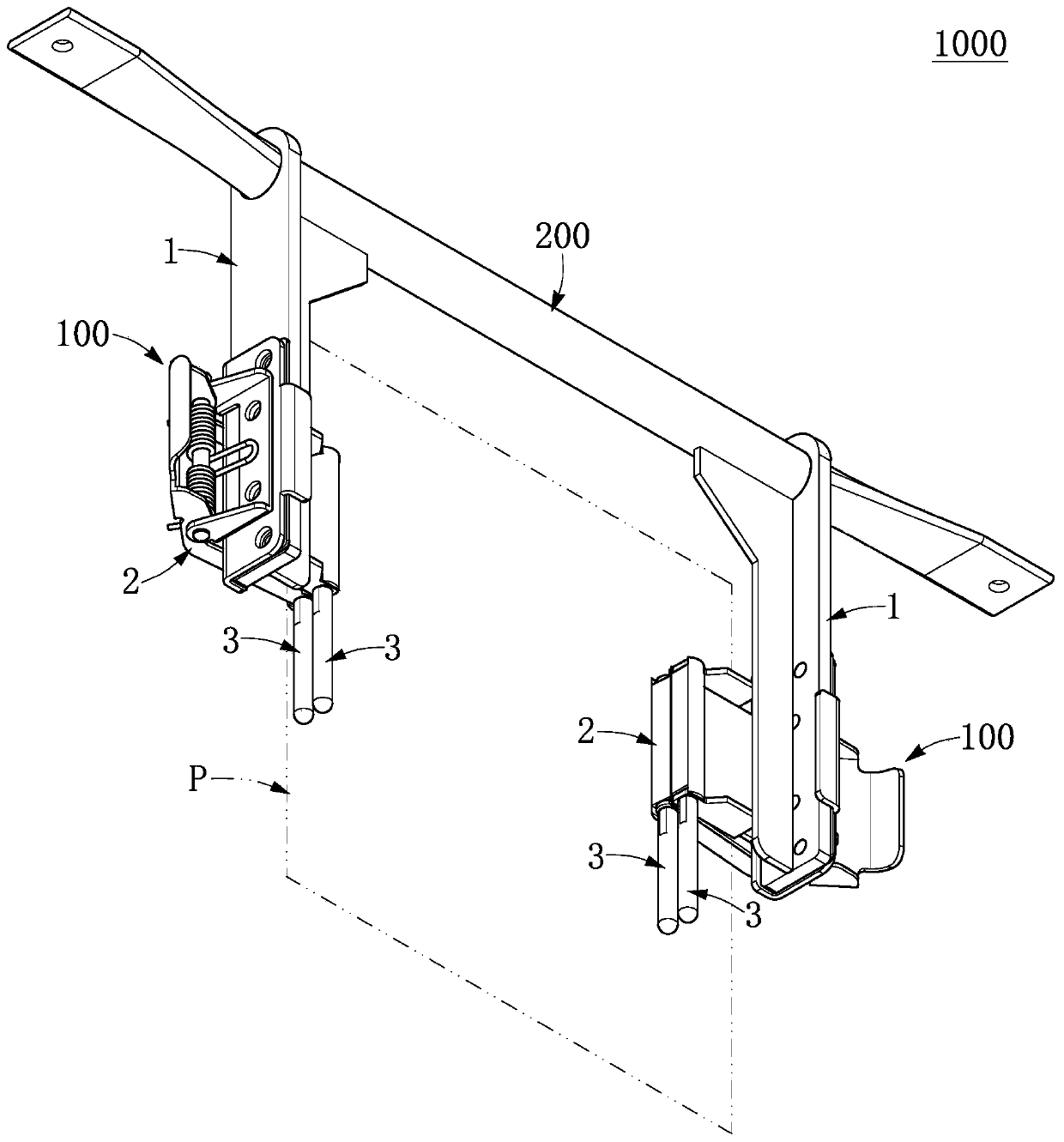 Plate hanging device and clamping arm thereof