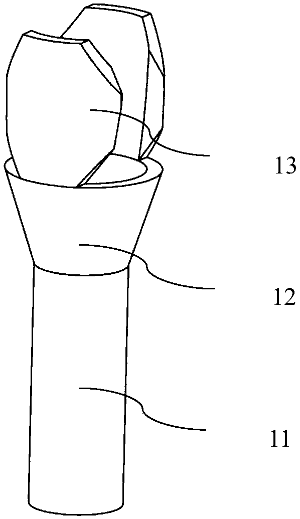 Horn-shaped electrospinning nozzle with differential polygon blades at top