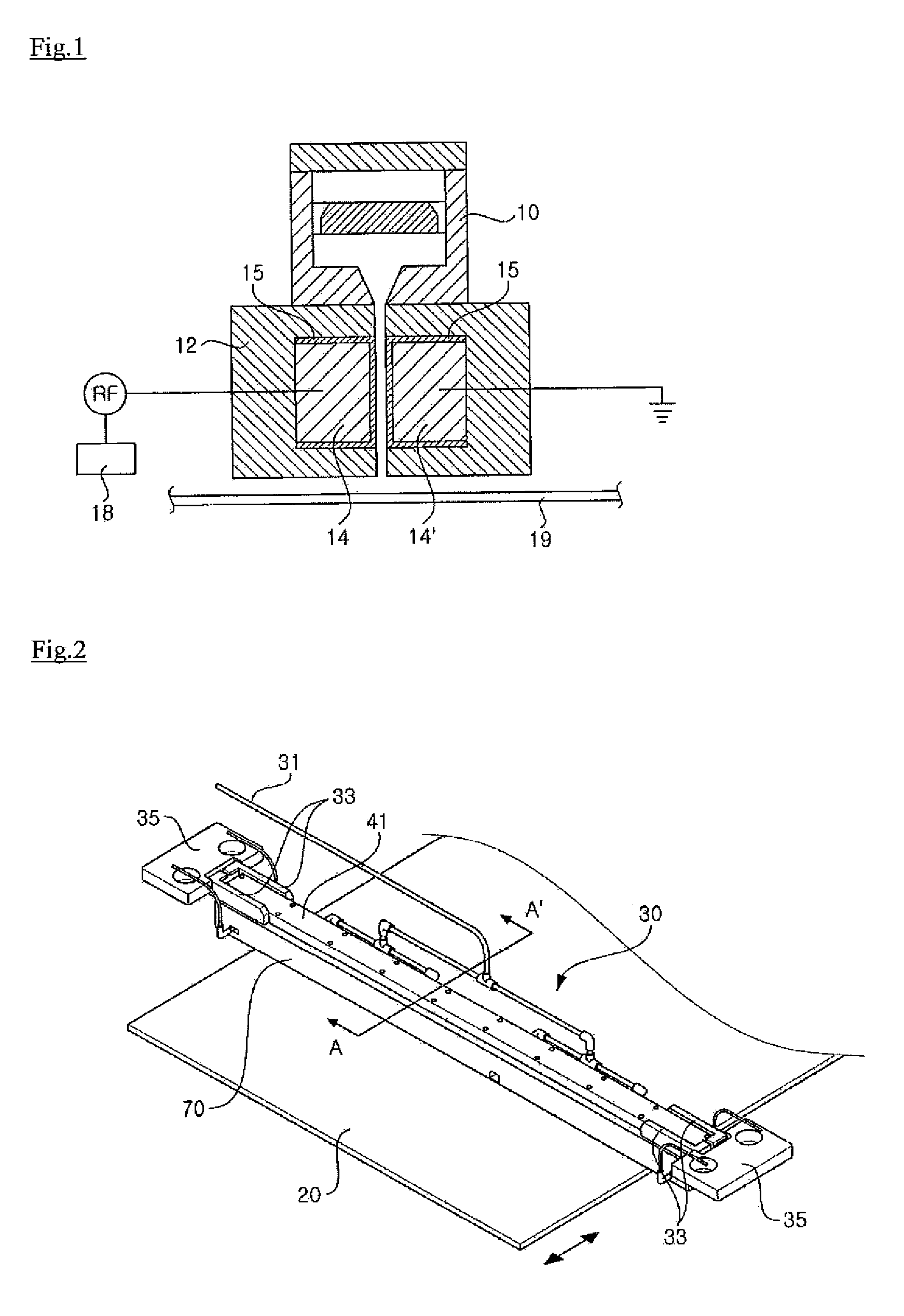 Plasma generating device, method of cleaning display panel, and method of manufacturing display panel using the same