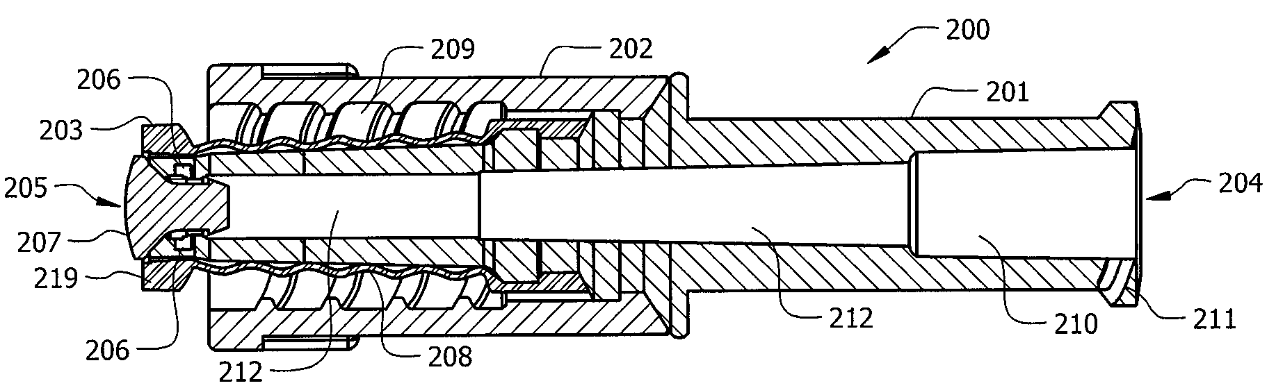 Closed male luer device for minimizing leakage during connection and disconnection