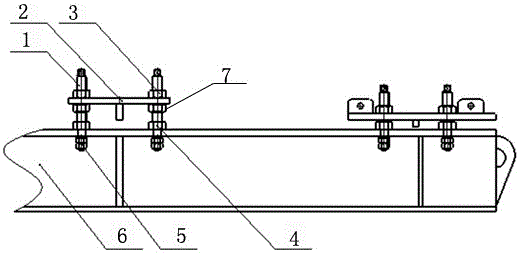 A screw-type centering adjustment method for a double-toothed roller crusher