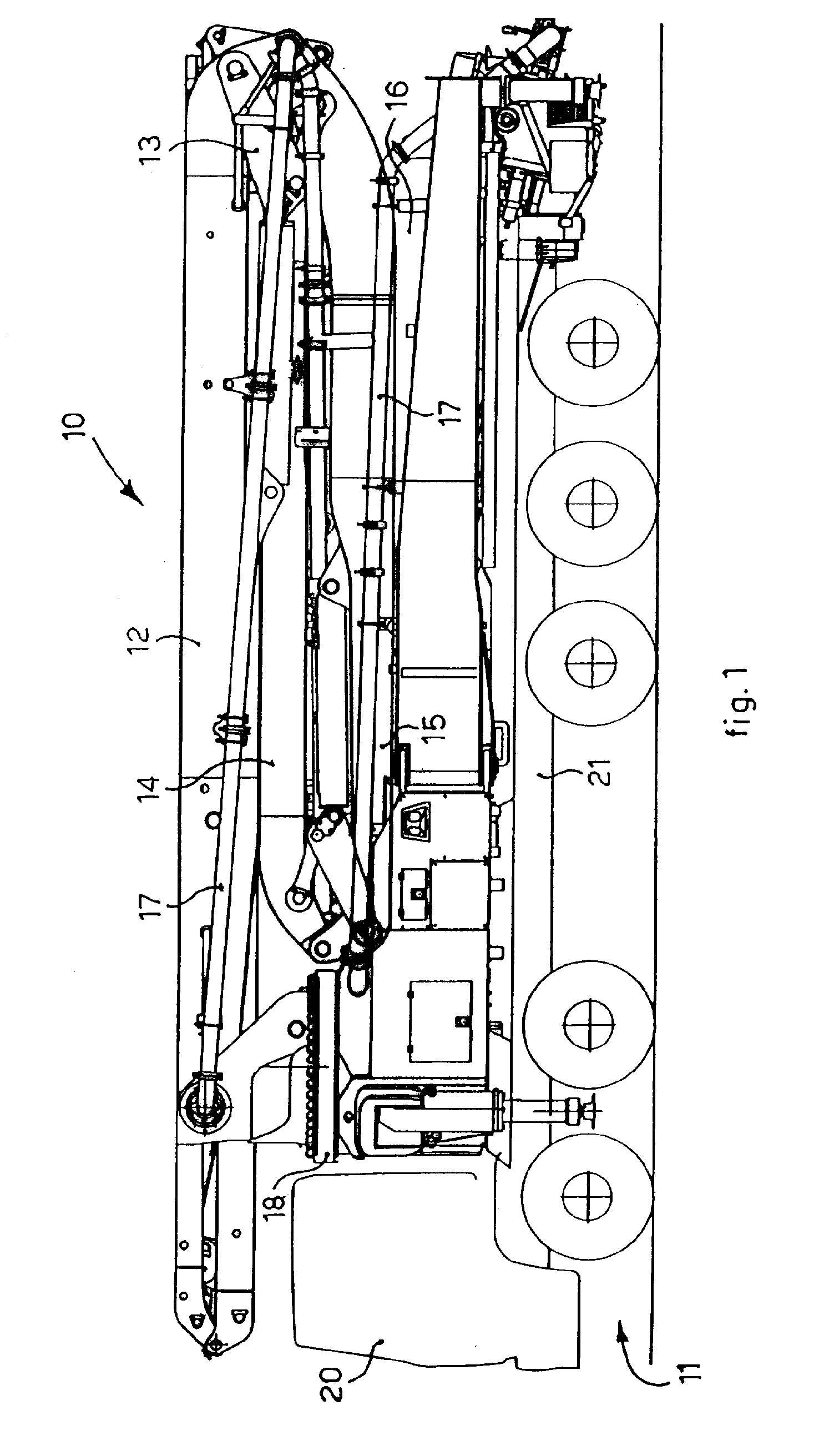 Device to actively control the vibrations of an articulated arm to pump concrete