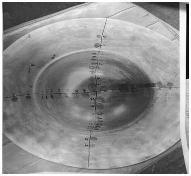 An isothermal hot drawing forming device and forming method for controlling component wall thickness uniformity