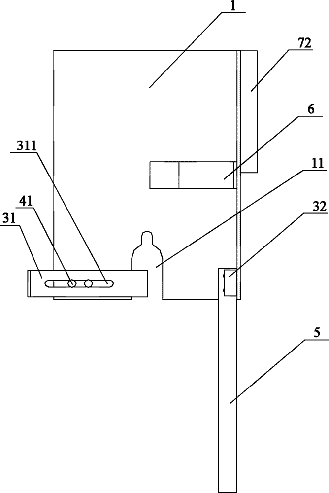 Insulated right-angled baffle plate with holes on both left and right