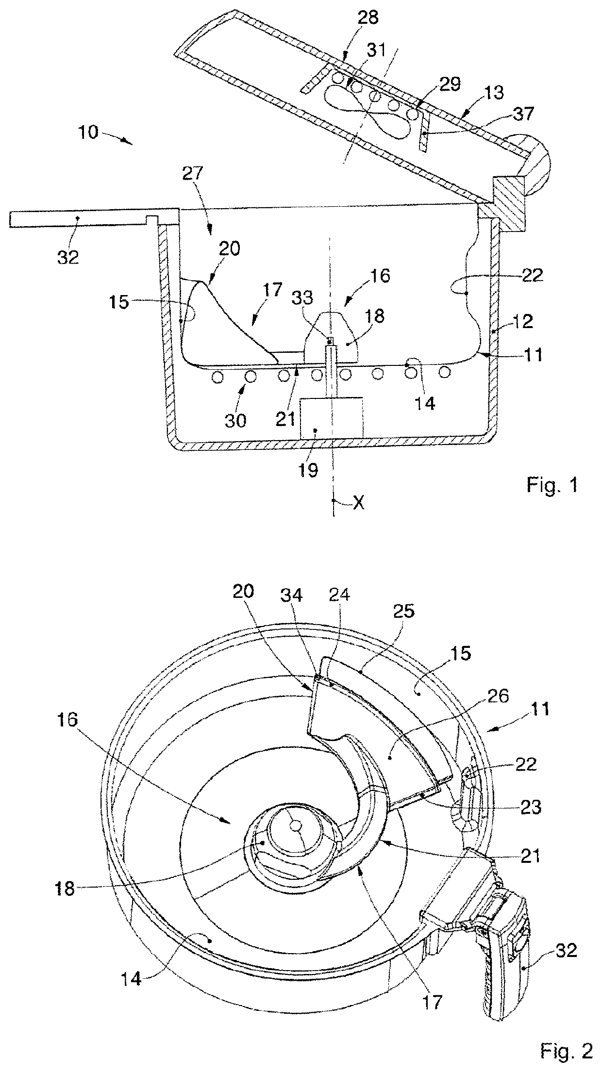 Apparatus with a mixing device for cooking food