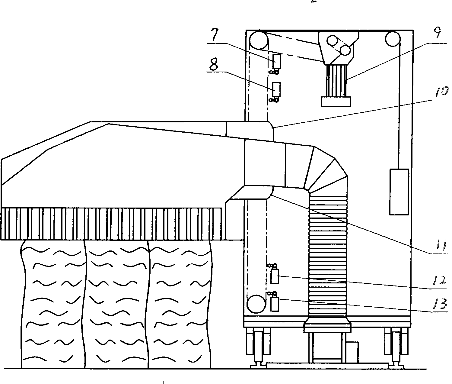 Lifting control device of gripping arm of reciprocating cotton-grapping machine and control method