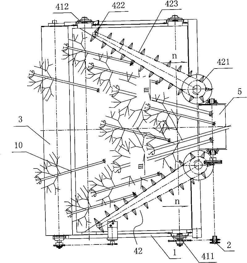 Non-aligned row cotton stalk harvester and cotton stalk pulling harvesting table thereof