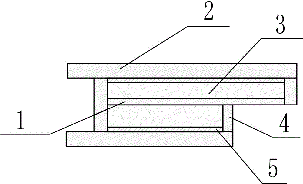 Multi-layer structure composite board manufactured by squeezing glue-free straw boards at high temperature