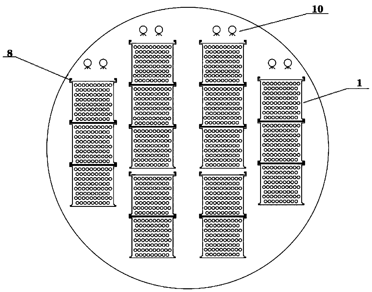 Spraying heat exchange system of low-temperature multi-effect seawater desalting device