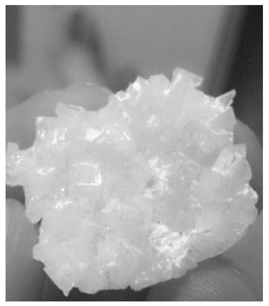 An additive for producing high-purity fused magnesia