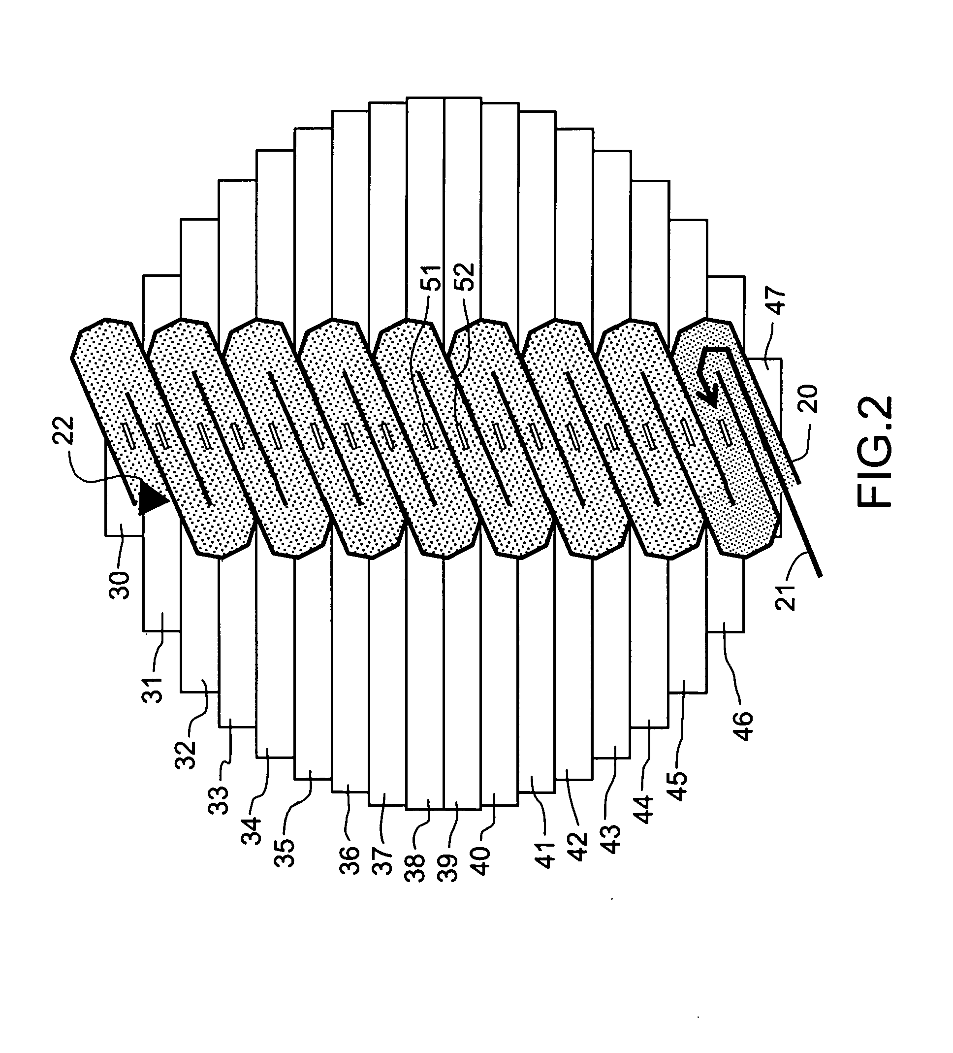 Antenna including a serpentine feed waveguide coupled in parallel to a plurality of radiating waveguides, and method of fabricating such antennas