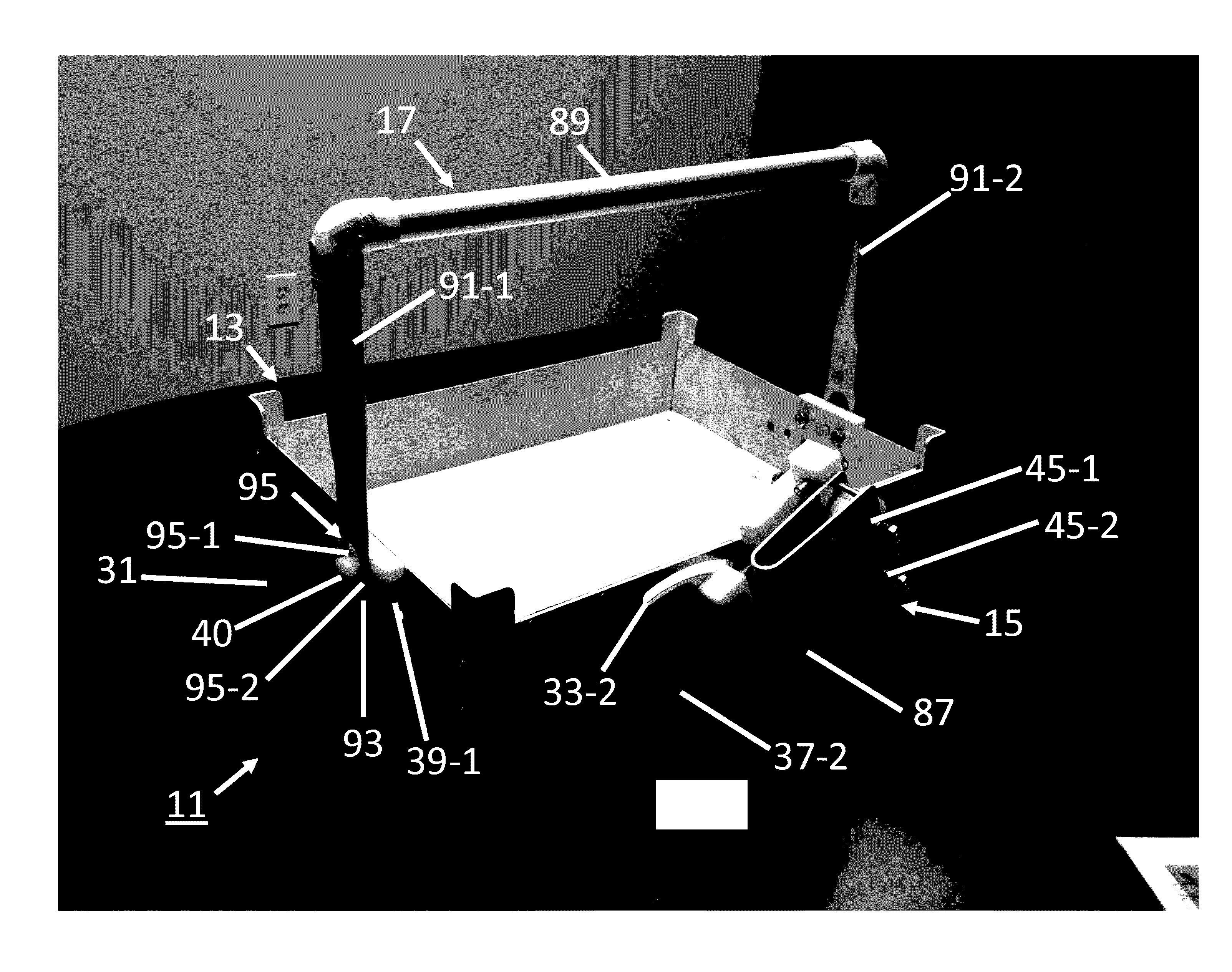 Detachable tray for a ladder