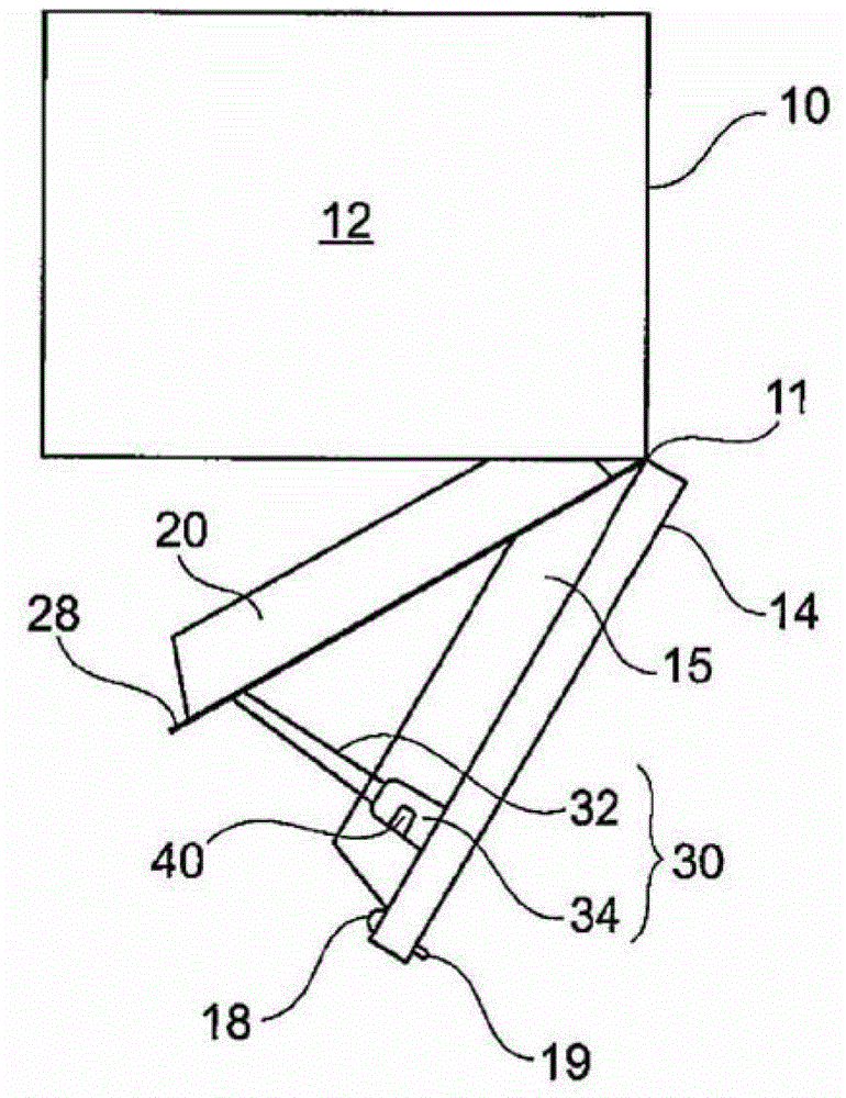 Refrigeration appliance with intermediate door for reduced temperature compensation