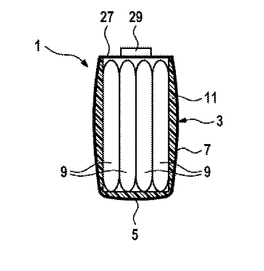 Restraining of battery cells by way of a cambered design of the battery housing