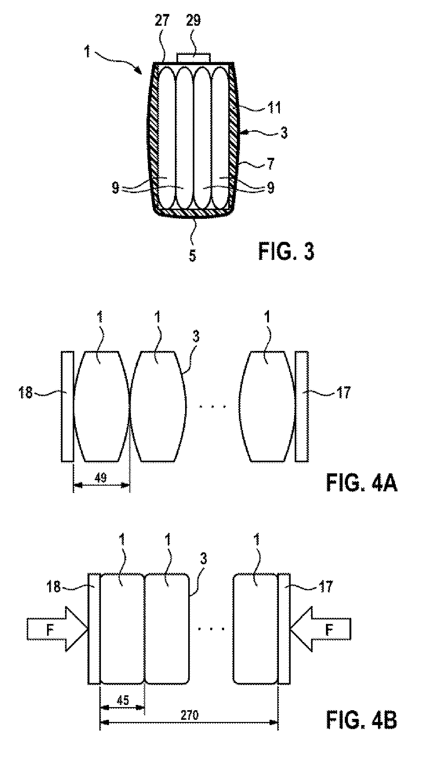 Restraining of battery cells by way of a cambered design of the battery housing