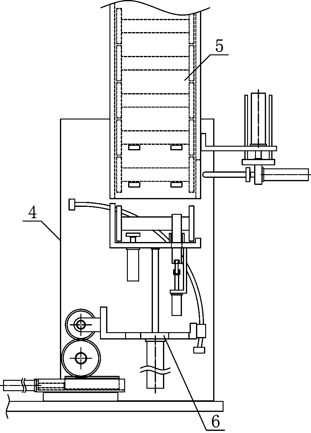 Automatic feeding mechanism for yarn winding drums