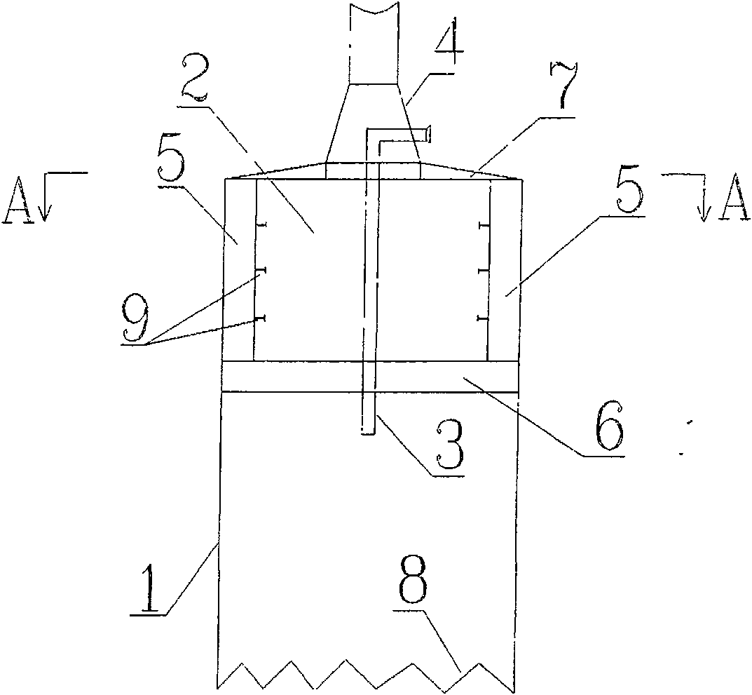 Self-mounting type bucket base with oil storage chamber
