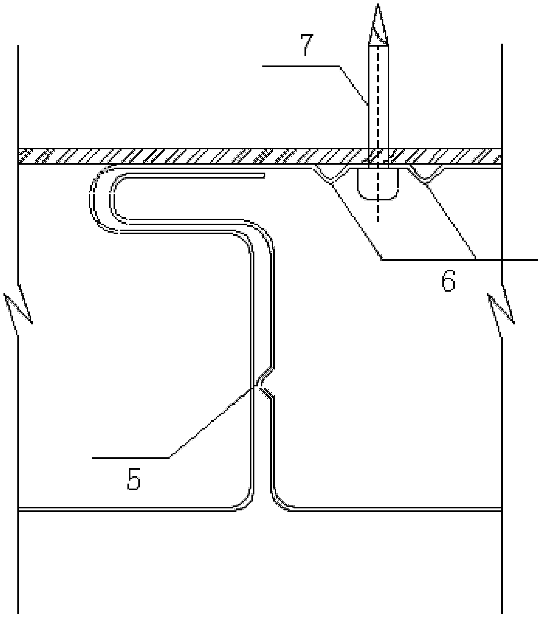 Hidden metal contour plate for building wall face, and manufacturing method thereof