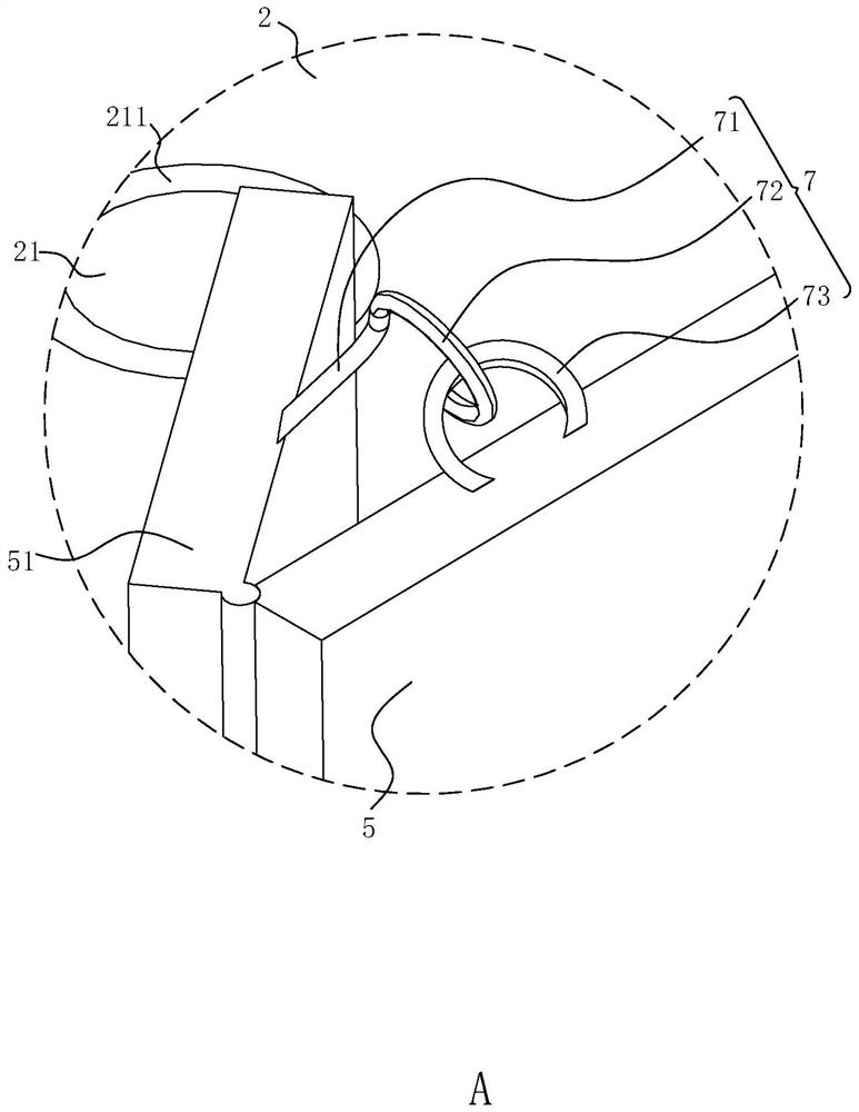 Construction waste recycling device and recycling process thereof