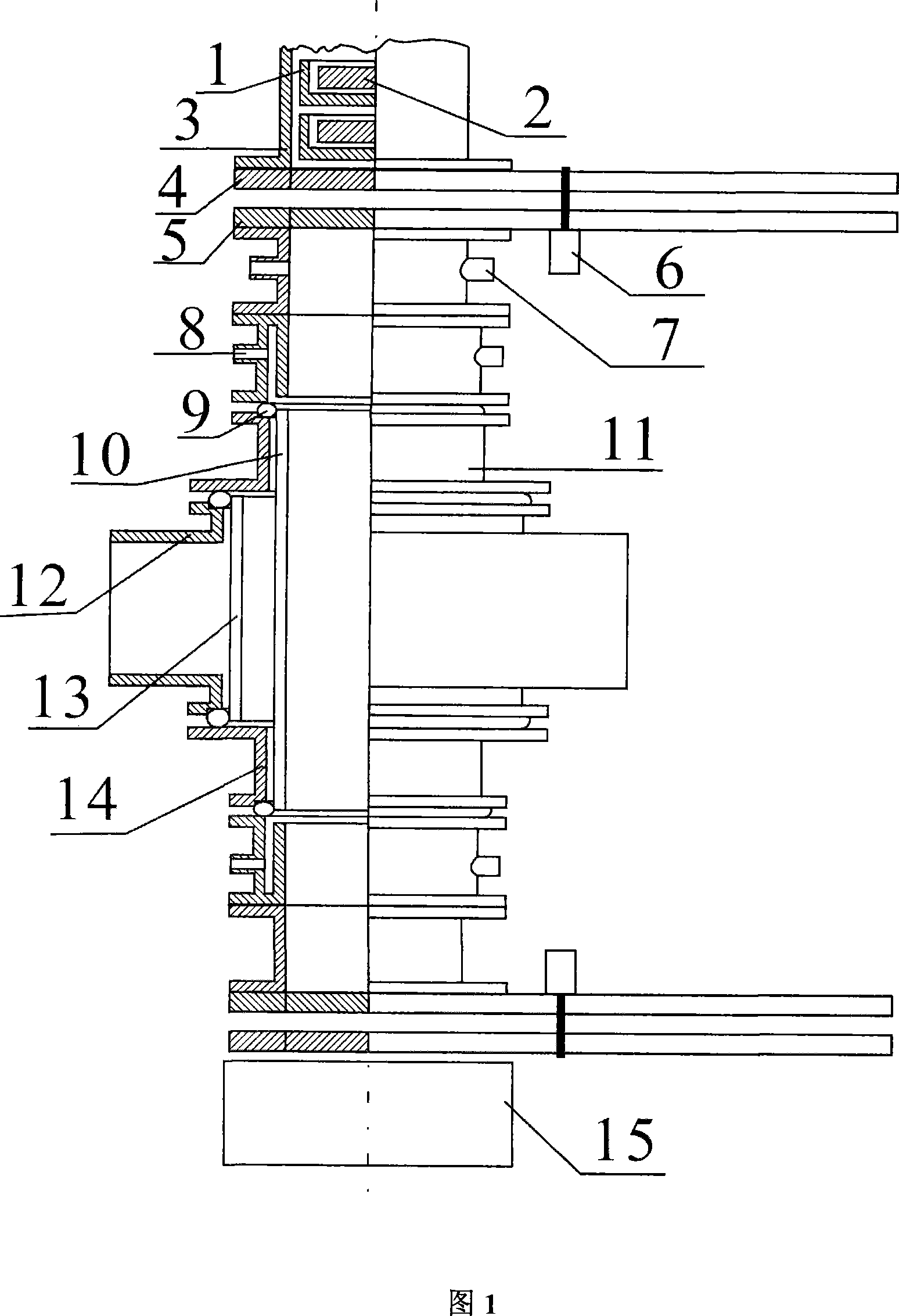 Device for continuously sintering material product by microwave and realization thereof
